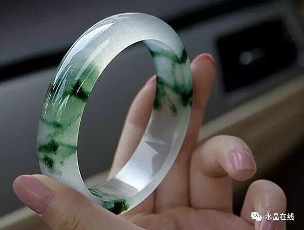 去商场看手镯的时候长点心吧！一不小心就赔几十万