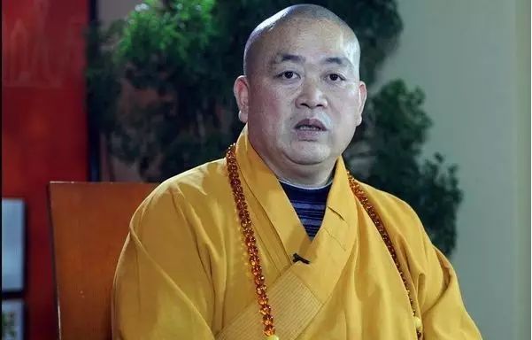 平心而论,这串爆花琥珀算不得好,比起方丈的其他蜜蜡佛珠来说略差一点
