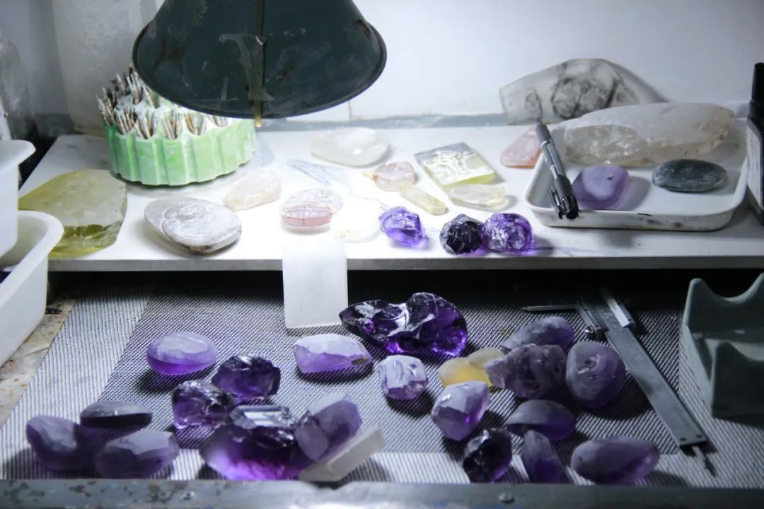 resize,m fill,h 720,w 1080 - 一块块的水晶原石是怎么变成精美的水晶艺术品的？
