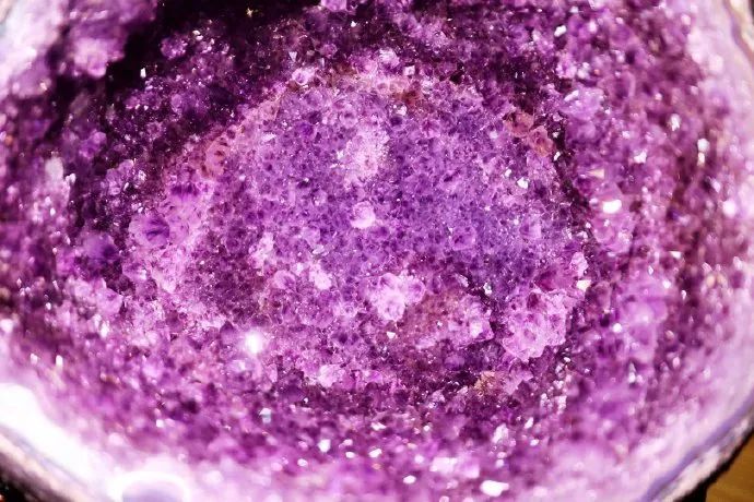 紫水晶洞是天然形成的还是人工做出来的 我来告诉你紫晶洞是怎么长出来的 水晶在线
