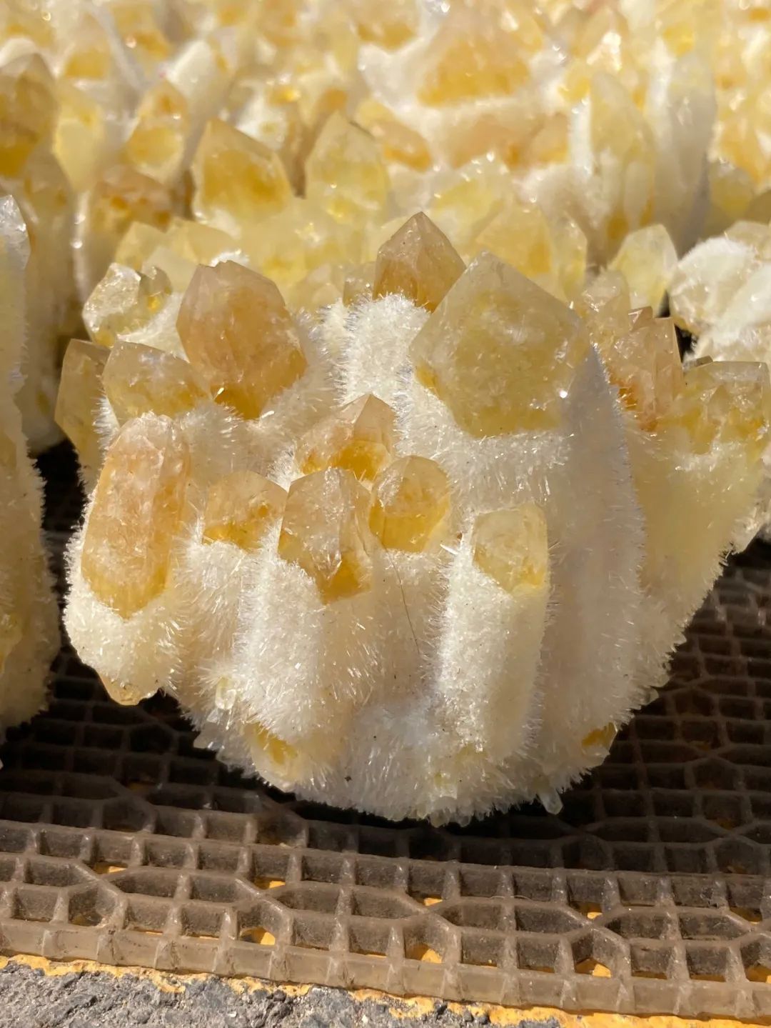 天然水晶和人造水晶怎么分辨?有没有天然水晶和人造水晶放在一起的对比图呢? resize,m fill,h 1439,w 1080 - 天然水晶和人造水晶怎么分辨?有没有天然水晶和人造水晶放在一起的对比图呢?
